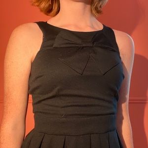 Black pleated dress w/ pockets and bow detail EUC